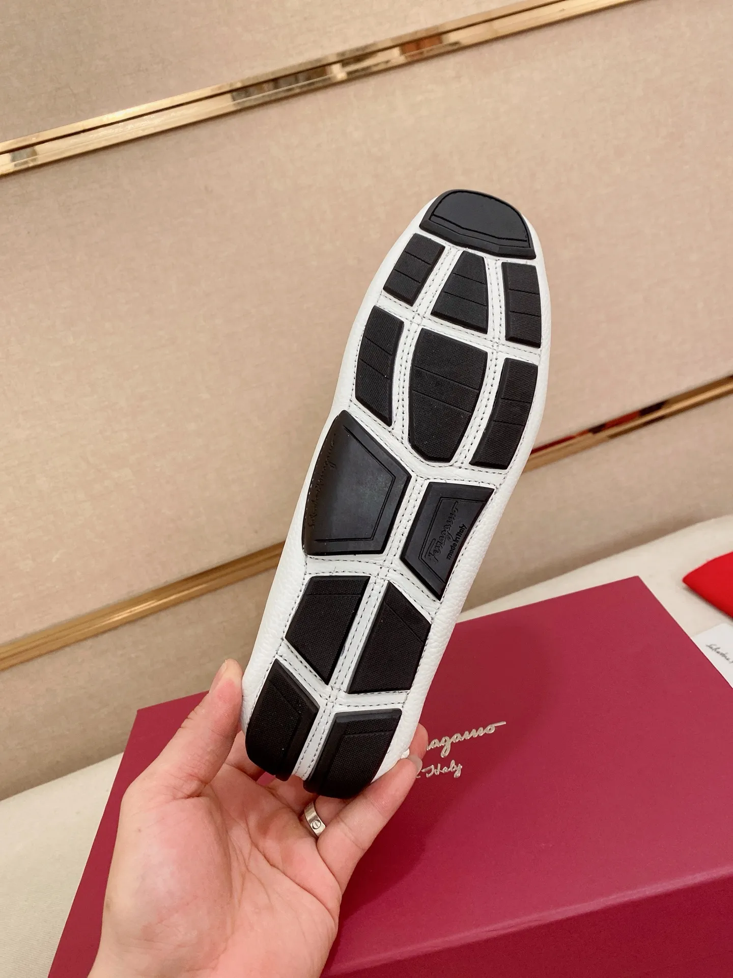Men's shoes💰: 560💰High-end quality! Ferragamo🆕🆕Exclusive hot-selling products in stock🔥🔥New products on the shelves, high-quality Ferragamo men's pea shoes, high-end casual driving shoes, with complete packaging! 💪 💪 Material: imported first-layer pebbled cowhide 🐂 + imported high-quality water-dyed cowhide lining + wear-resistant outsole 👍🏻👍🏻 Features: high-end and comfortable, purely handmade 🚀 🚀 Create the perfect shoe that suits you best 🔥 🔥 Size: (38-44) 45 standard size can be customized!